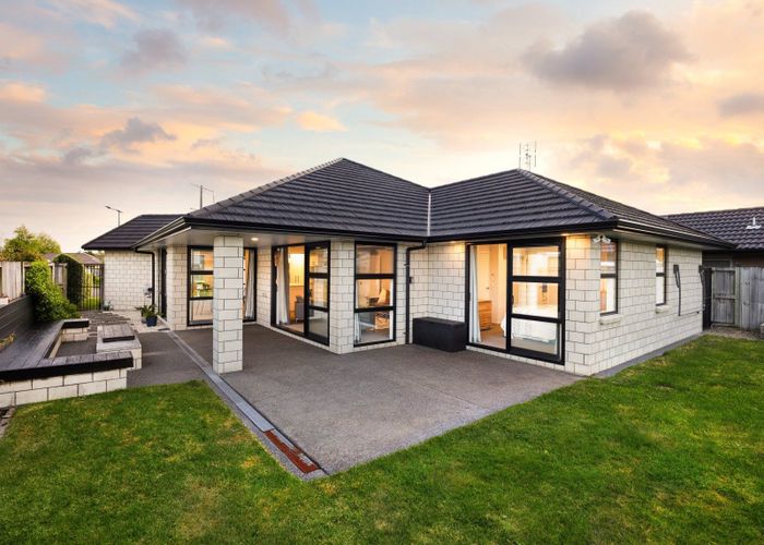  at 18 Teatree Close, Huntington, Hamilton