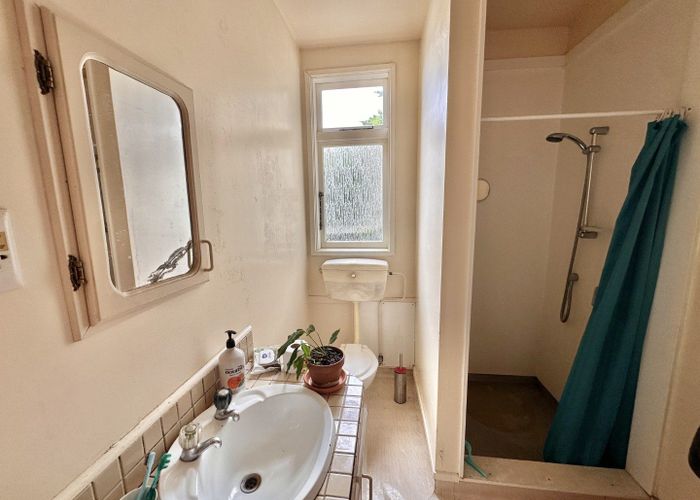  at 9 Hungerford Rd (lower flat), Lyall Bay, Wellington, Wellington