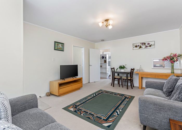  at 2/62 Vera Road, Te Atatu South, Auckland