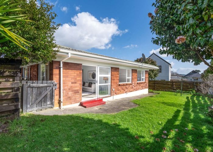  at 2/24 Highland Park Drive, Highland Park, Auckland
