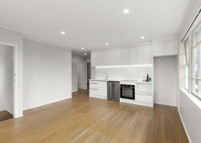  at 2/14 Worcester Road, Meadowbank, Auckland