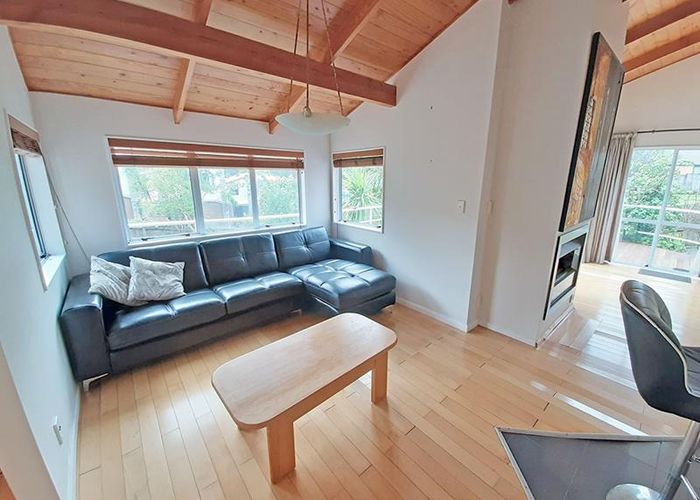  at 14 La Roche Place, Northcote, Auckland