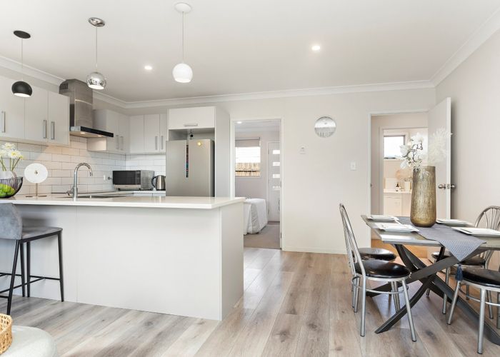  at 2/70 Taikata Road, Te Atatū Peninsula, Auckland