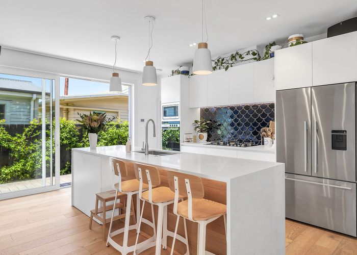  at 2 Manor Place, Point Chevalier, Auckland