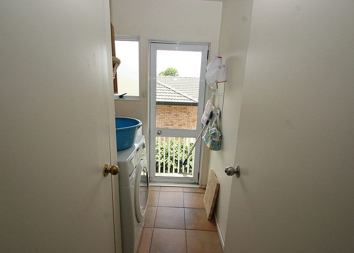  at 2/152 Sunset Road, Unsworth Heights, North Shore City, Auckland