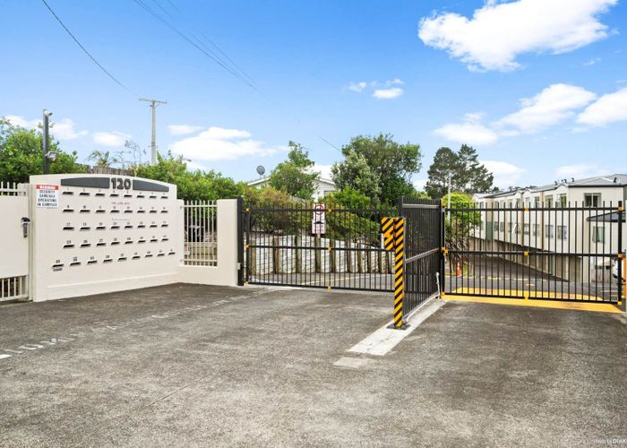  at 3R/120 Beach Haven Road, Beach Haven, North Shore City, Auckland