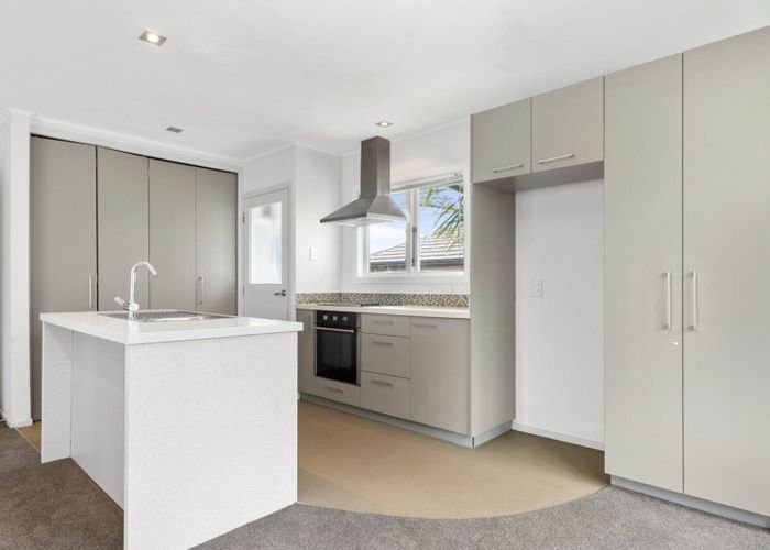 at 6 Rixon Place, Te Atatu Peninsula, Waitakere City, Auckland