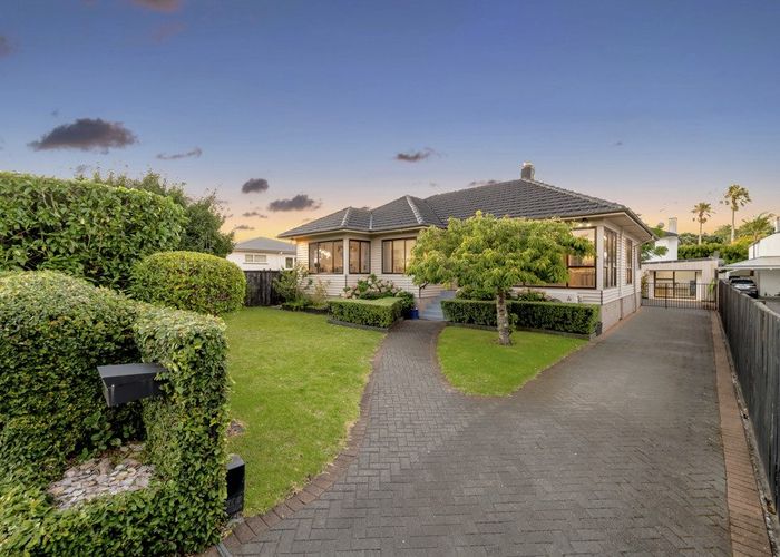  at 17 Eastern Beach Road, Eastern Beach, Manukau City, Auckland