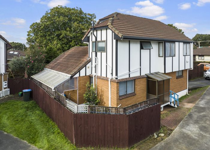  at 2/7 Roslyn Road, Mount Wellington, Auckland