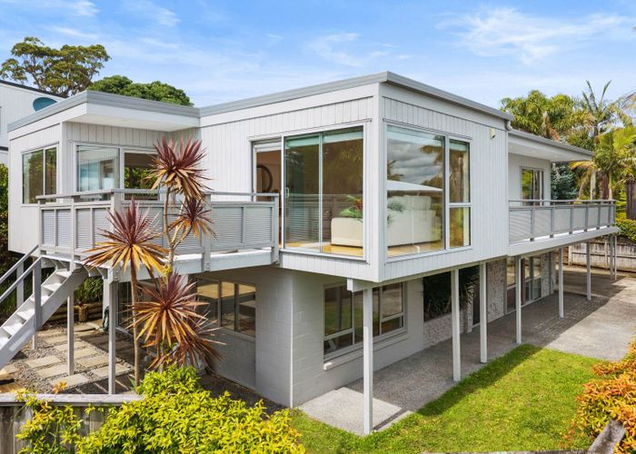  at 2/598 Beach Road, Rothesay Bay, North Shore City, Auckland