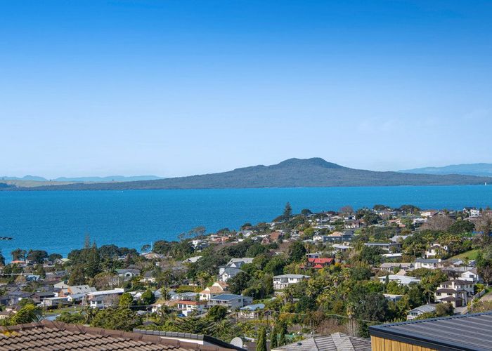  at 2/76 Knights Road, Rothesay Bay, Auckland