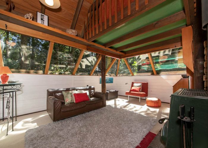  at 18 Brownie Road, Laingholm, Auckland