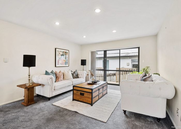  at 20 Borneo Drive, Fairview Heights, Auckland