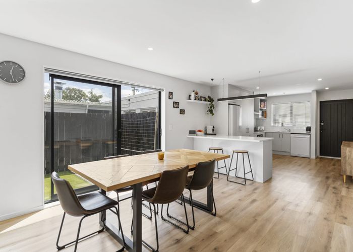  at 2/1 Tiaka Place, Pakuranga, Auckland