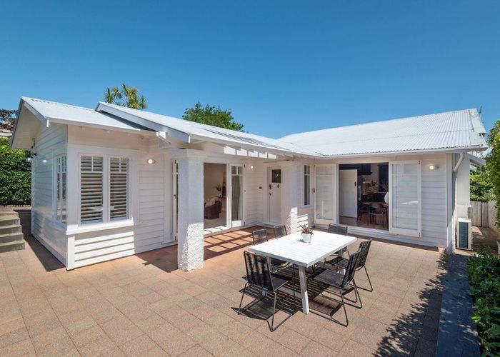  at 7B North Avenue, Narrow Neck, North Shore City, Auckland