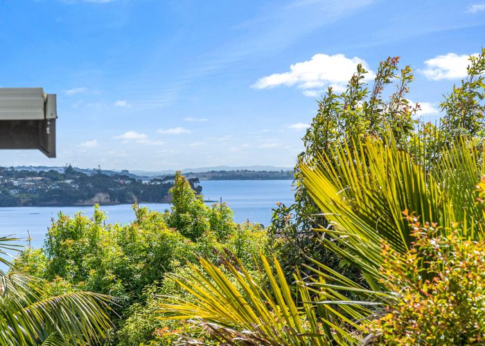 at 2/6 Rothesay Bay Road, Rothesay Bay, Auckland