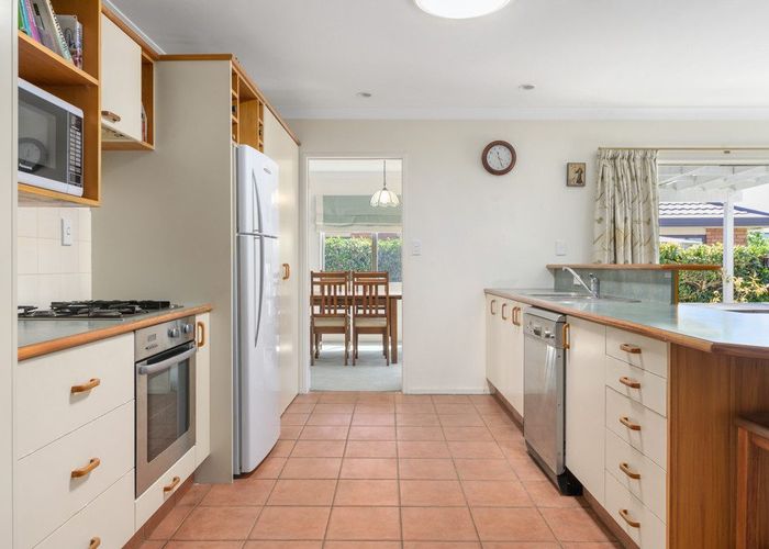  at 30 Huntington Drive, Huntington, Hamilton