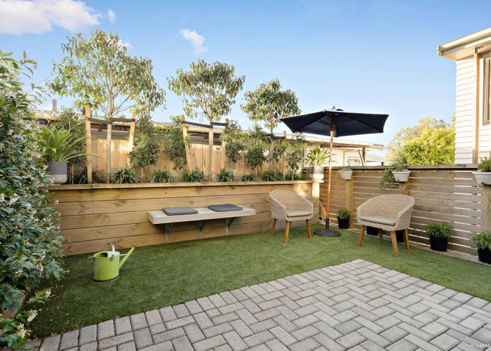  at 8/15 Chivalry Road, Glenfield, Auckland