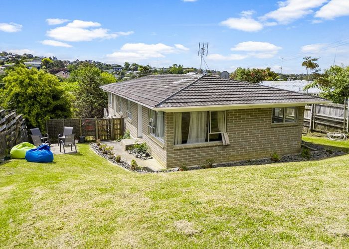  at 2/43 Archers Road, Hillcrest, Auckland