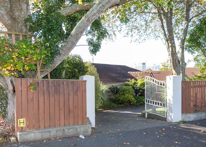  at 132 Lake Crescent, Hamilton Lake, Hamilton