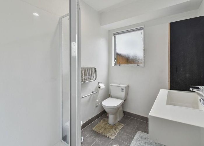  at 2/33 Kenderdine Road, Papatoetoe, Auckland