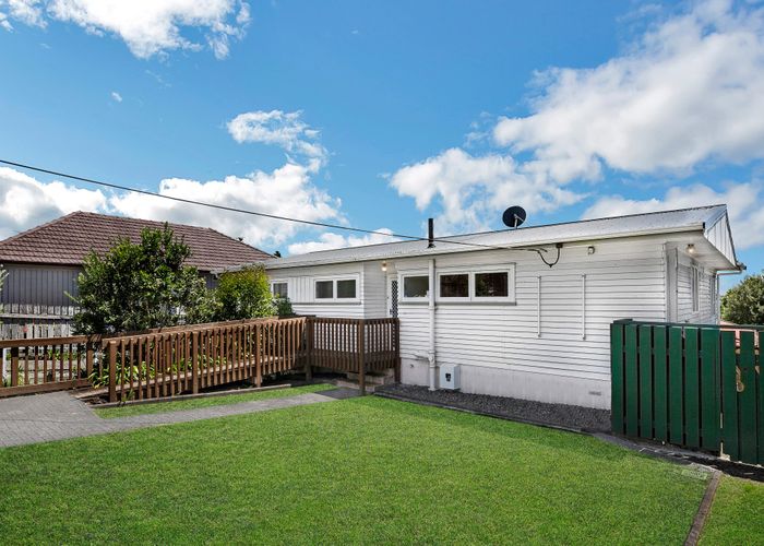  at 1/261 Don Buck Road, Massey, Waitakere City, Auckland
