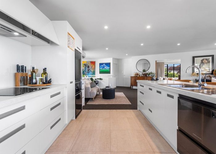 at 10 Glendevere Terrace, Redcliffs, Christchurch City, Canterbury