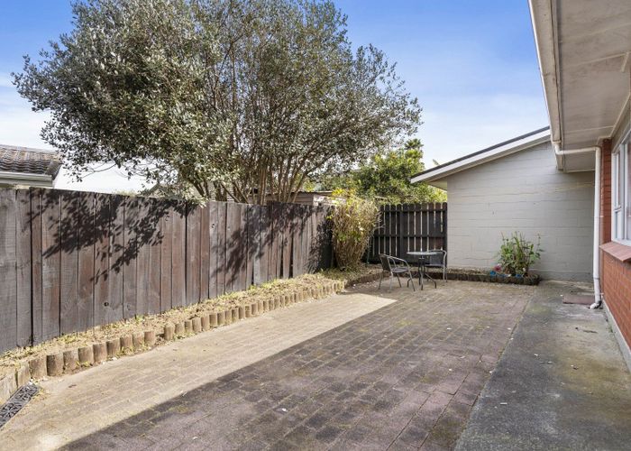  at 2/7 Mckenzie Road, Mangere Bridge, Auckland