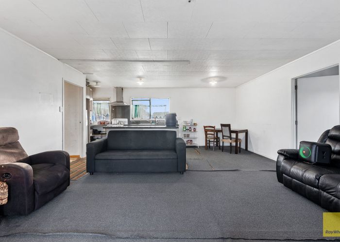 at 6 Sumich Place, West Harbour, Waitakere City, Auckland