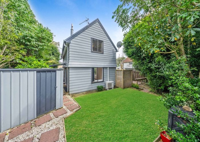  at 2/31 Challen Close, Conifer Grove, Papakura, Auckland