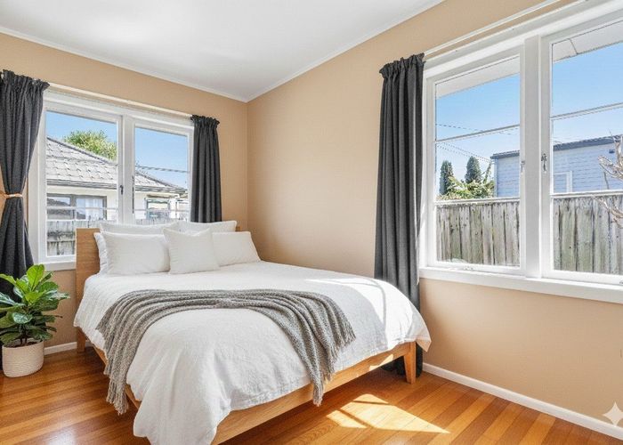  at 8 Devon Street, Te Atatu South, Waitakere City, Auckland