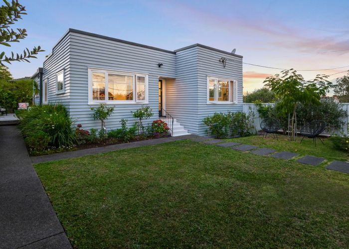  at 2/10 Coronation Street, Belmont, Auckland