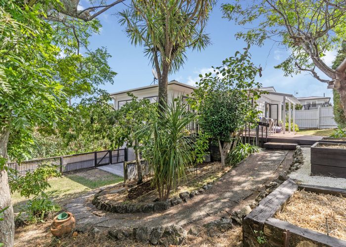  at 14A Harrybrook Road, Green Bay, Auckland