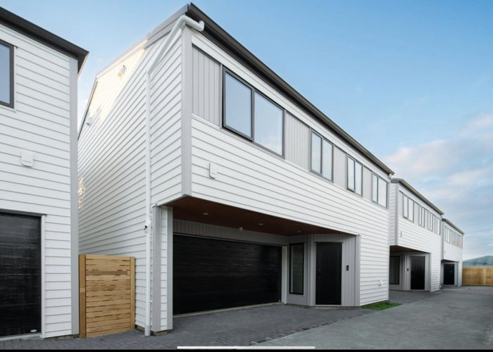  at 2/8 Deuxberry Avenue, Northcote, North Shore City, Auckland