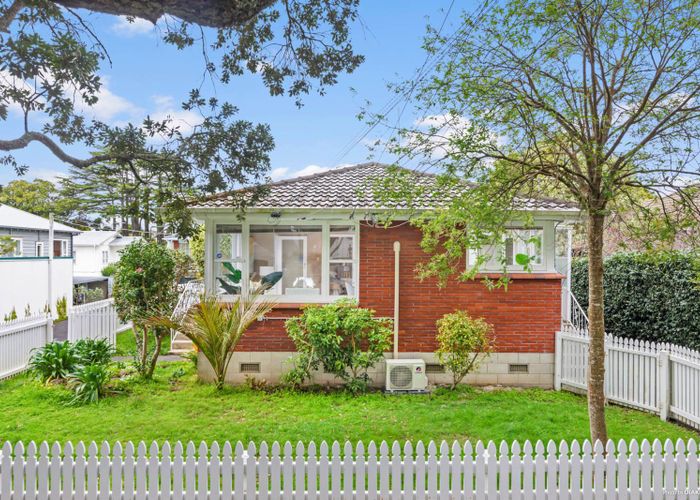  at 4/32 Atarangi Road, Greenlane, Auckland