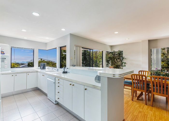  at 2/7 Calypso Place, Rothesay Bay, Auckland