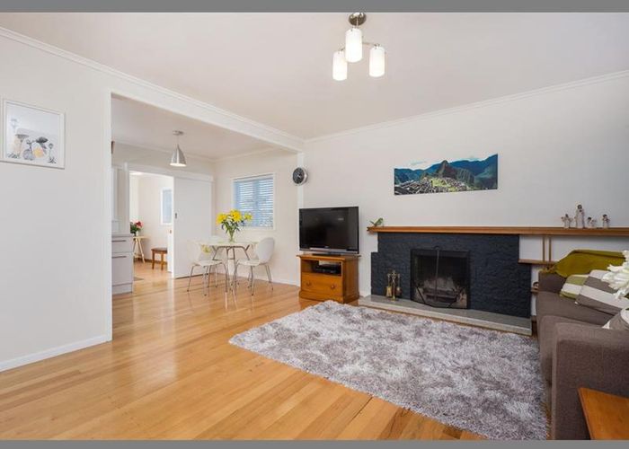  at 1/136 Chivalry Road, Glenfield, Auckland