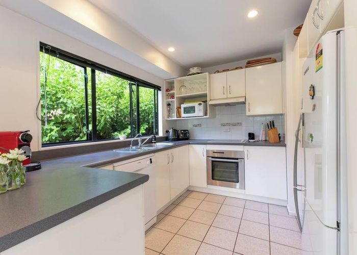  at 27 De Val Drive, Titirangi, Waitakere City, Auckland