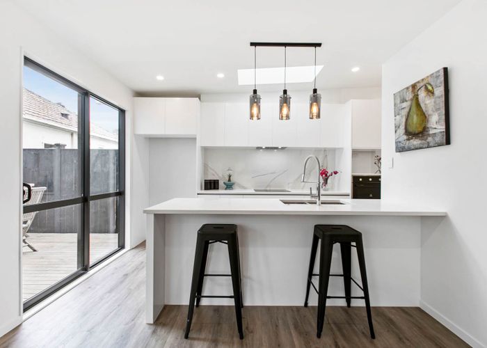  at 4/14 Waddell Avenue, Point England, Auckland