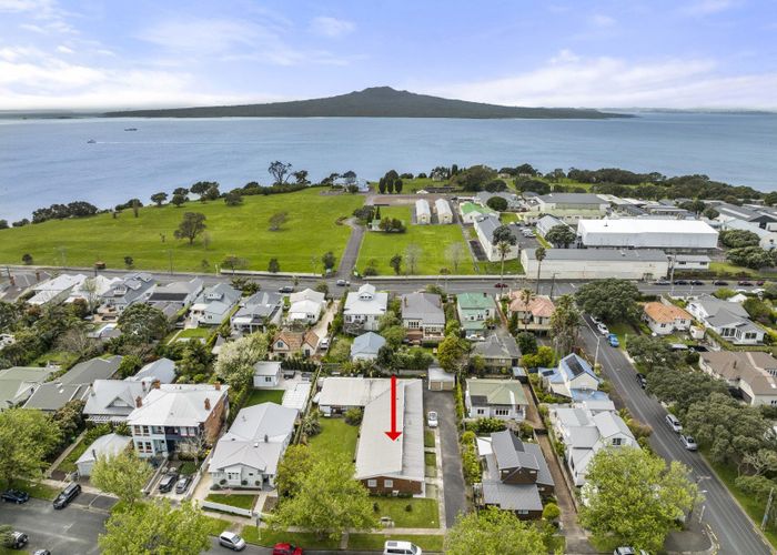  at 2/6 North Avenue, Narrow Neck, Auckland