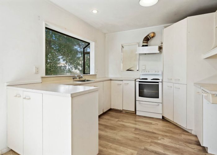  at 2/18 Binsted Road, New Lynn, Waitakere City, Auckland