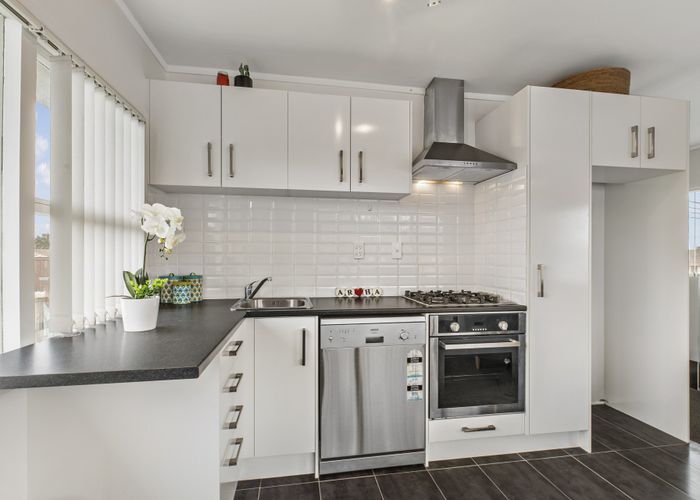 at 2/33 Cleek Road, Mangere East, Auckland