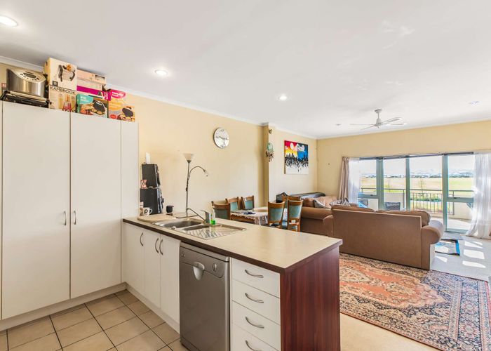  at 2/150 Chapel Road, Flat Bush, Auckland