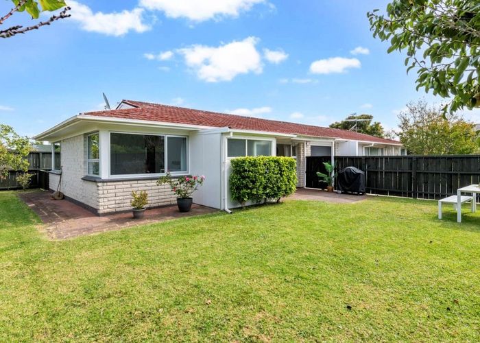  at 2/67 Edgewater Drive, Pakuranga, Auckland