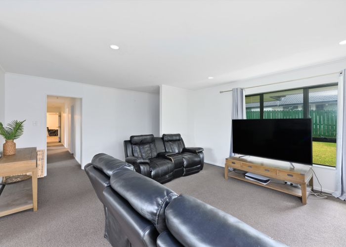  at 32 Legacy Drive, Henderson, Waitakere City, Auckland