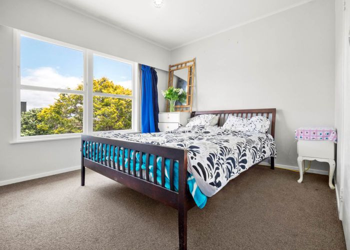  at 2/14 Westwell Road, Belmont, Auckland