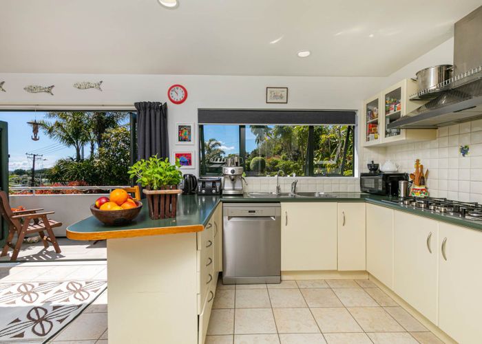  at 2/24 Penning Road, Castor Bay, Auckland