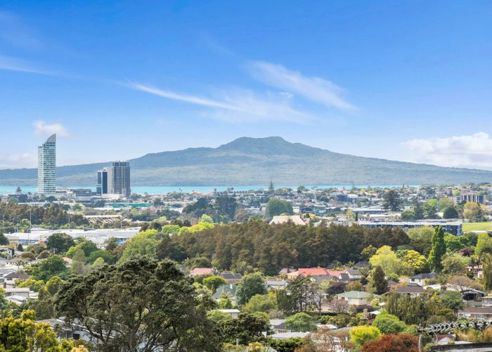  at 2/56 Monarch Avenue, Hillcrest, Auckland