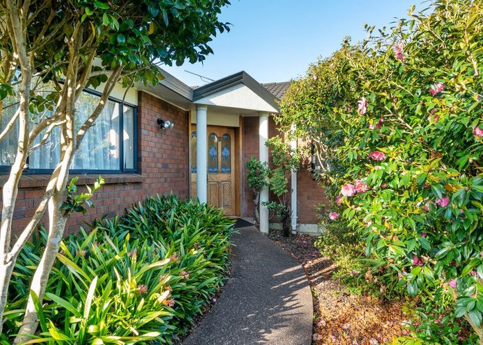  at 2/17 Arthur Road, Hillpark, Auckland