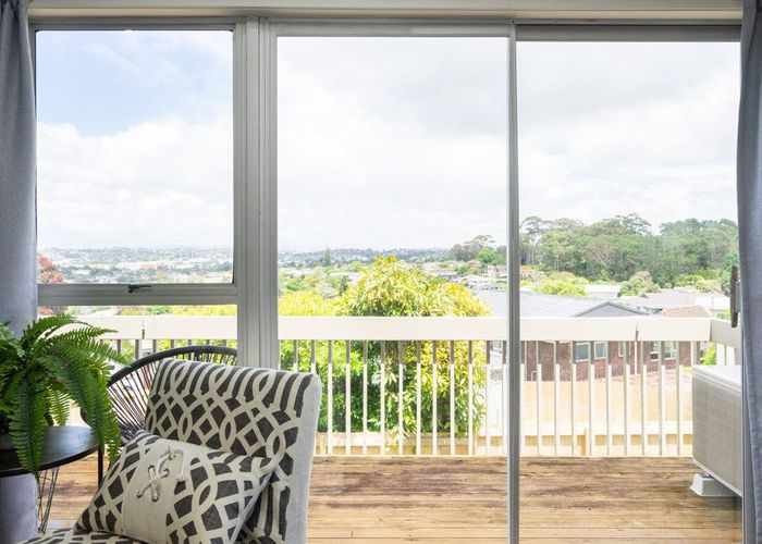  at 2/218 East Coast Road, Forrest Hill, North Shore City, Auckland